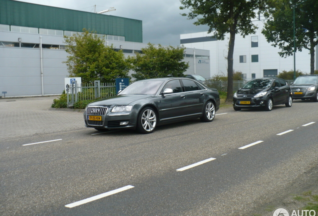 Audi S8 D3