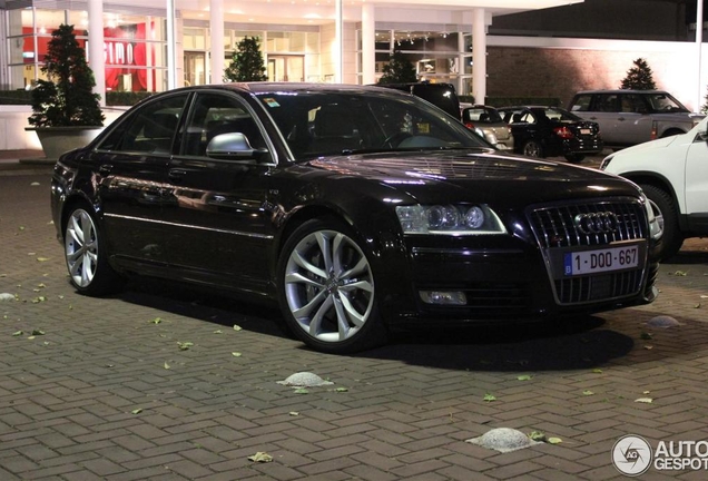 Audi S8 D3