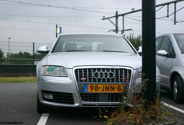 Audi S8 D3