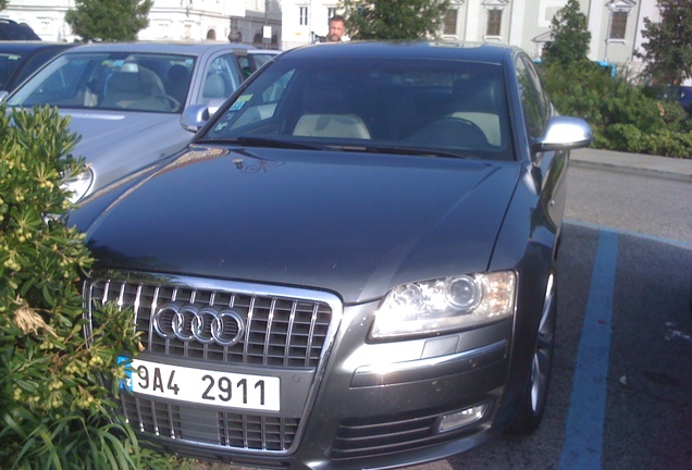 Audi S8 D3