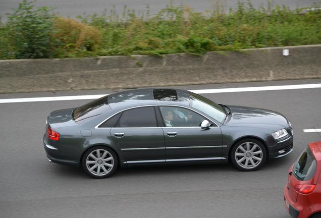 Audi S8 D3