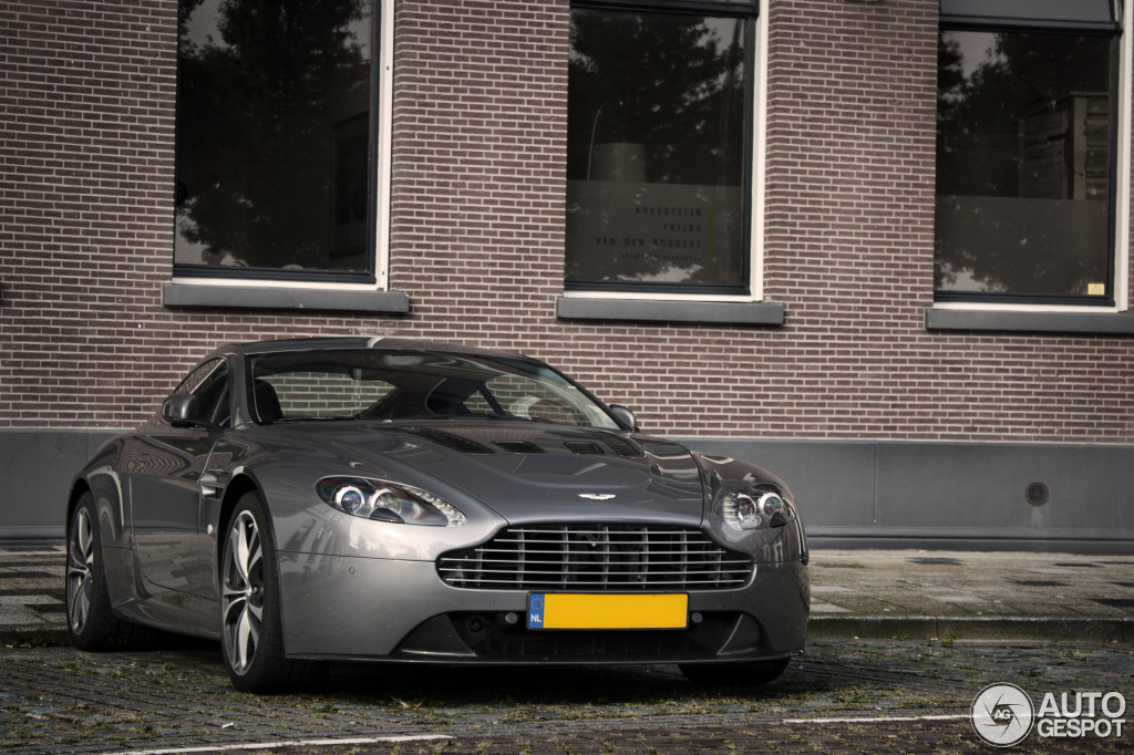 Aston Martin V12 Vantage