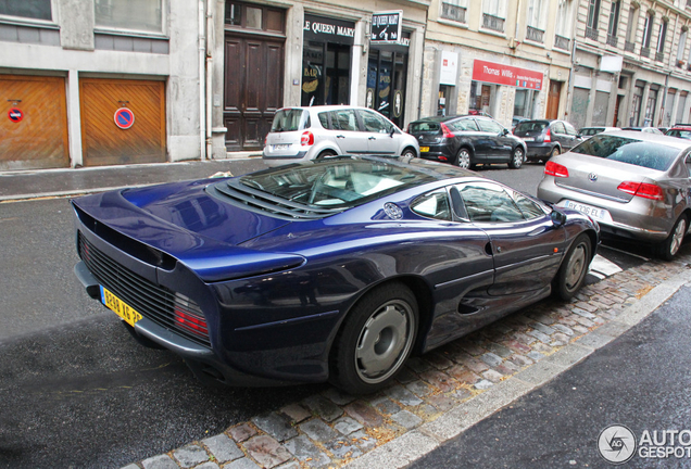 Jaguar XJ220