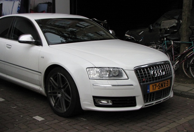 Audi S8 D3