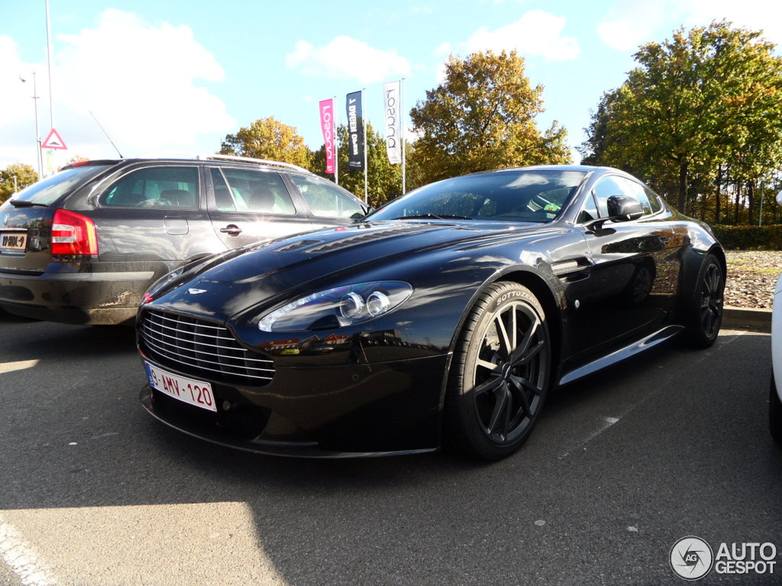 Aston Martin V12 Vantage Carbon Black Edition