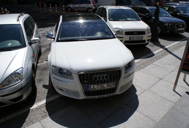 Audi S8 D3