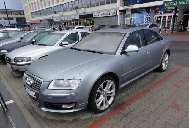 Audi S8 D3