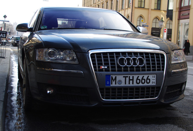 Audi S8 D3