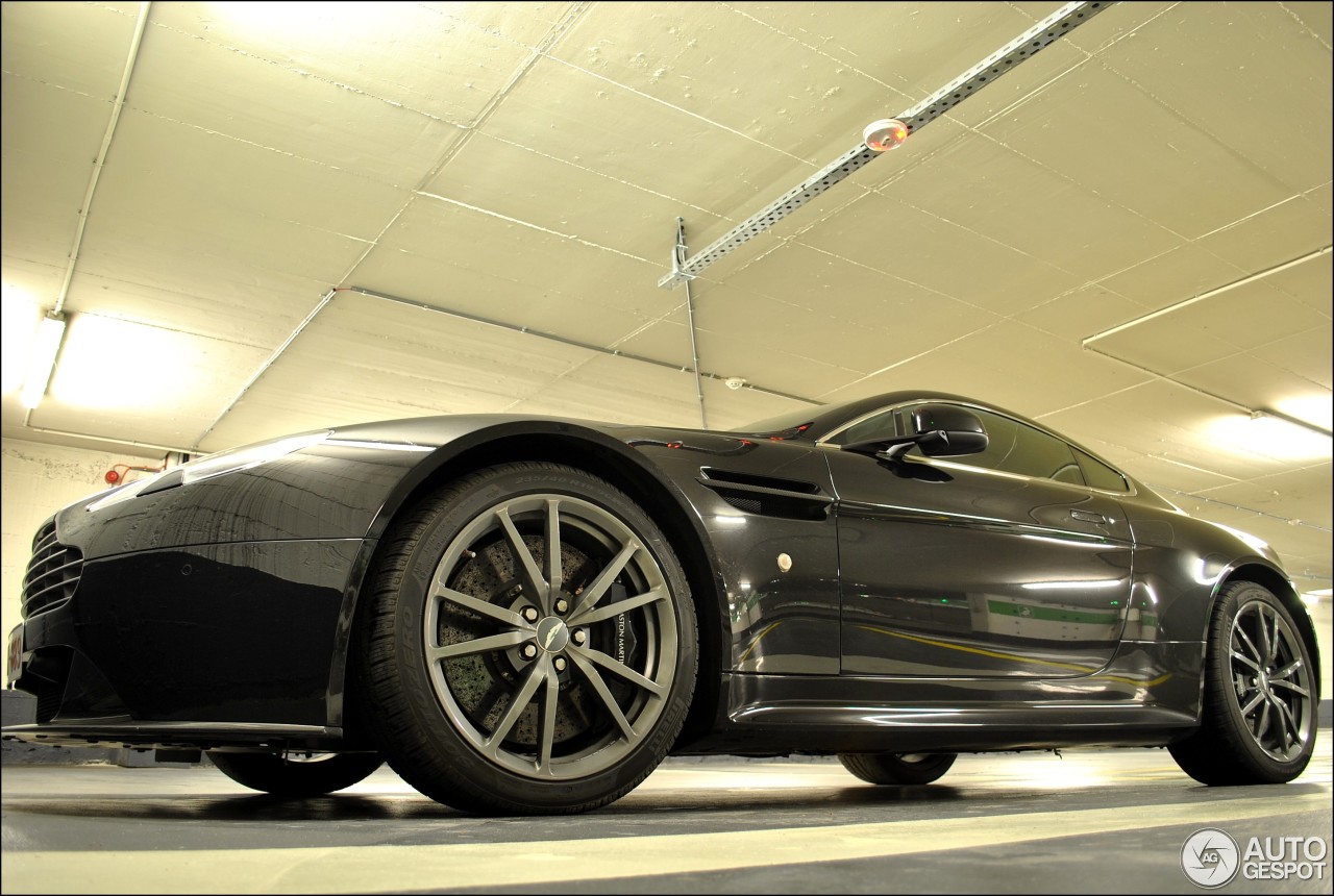 Aston Martin V12 Vantage Carbon Black Edition