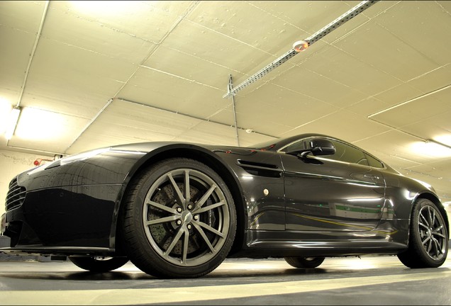 Aston Martin V12 Vantage Carbon Black Edition