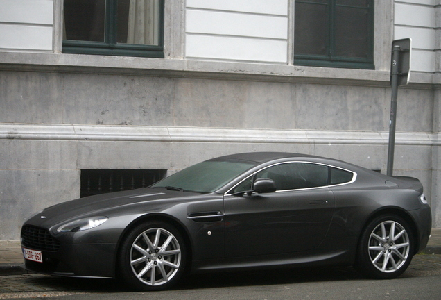 Aston Martin V8 Vantage 2012