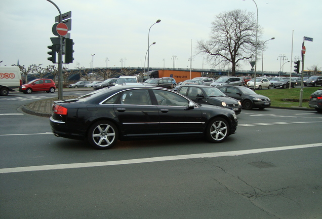 Audi S8 D3