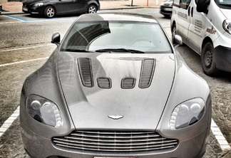 Aston Martin V12 Vantage