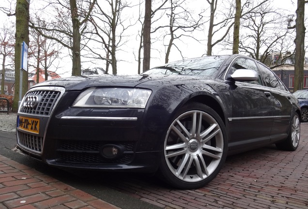 Audi S8 D3