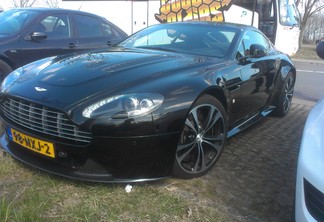 Aston Martin V12 Vantage Carbon Black Edition