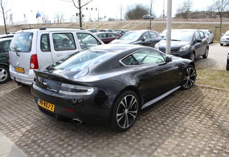 Aston Martin V12 Vantage Carbon Black Edition