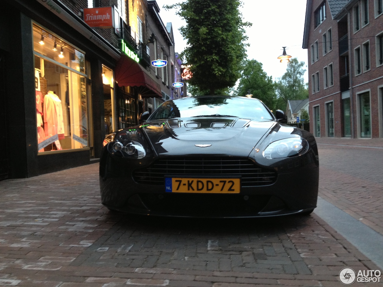 Aston Martin V12 Vantage