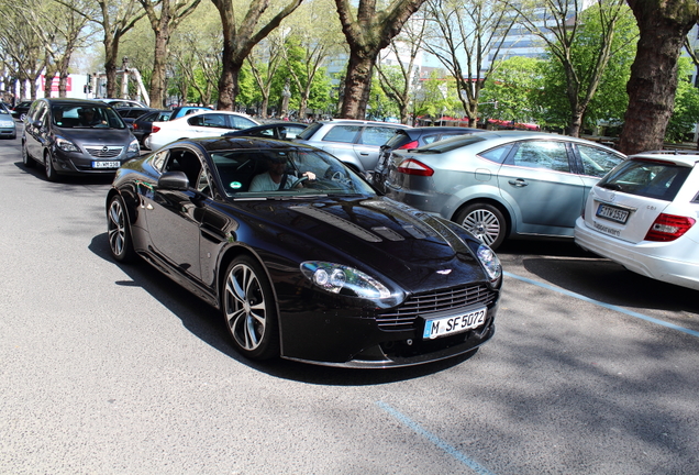 Aston Martin V12 Vantage Carbon Black Edition