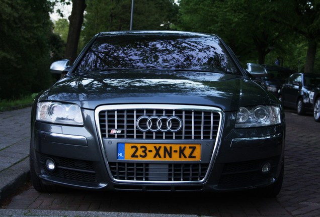 Audi S8 D3