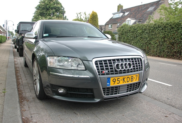 Audi S8 D3