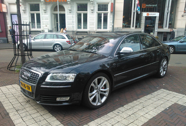 Audi S8 D3