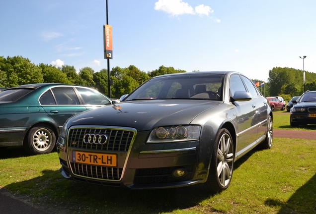 Audi S8 D3