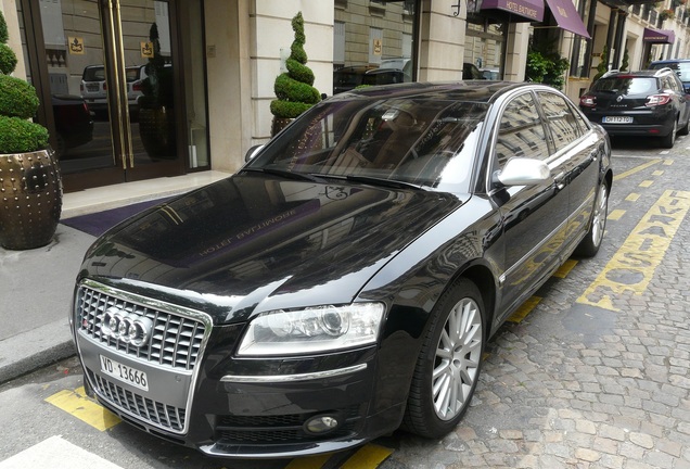 Audi S8 D3