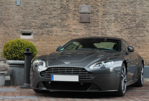 Aston Martin V12 Vantage