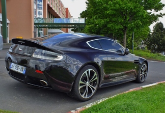 Aston Martin V12 Vantage Carbon Black Edition