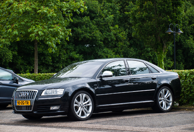 Audi S8 D3