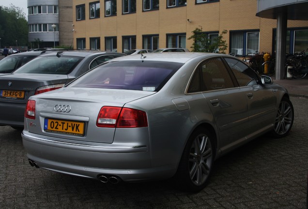 Audi S8 D3