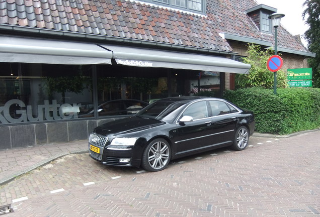 Audi S8 D3