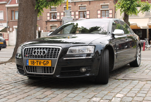 Audi S8 D3