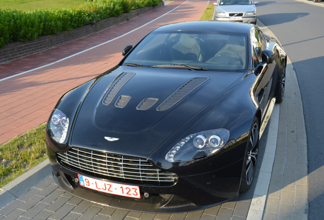 Aston Martin V12 Vantage Carbon Black Edition