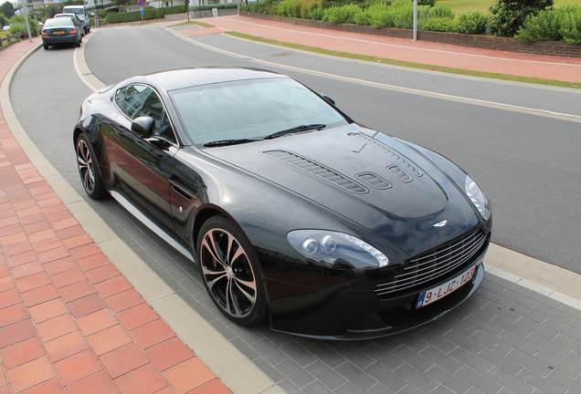 Aston Martin V12 Vantage Carbon Black Edition