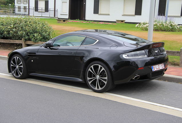 Aston Martin V12 Vantage Carbon Black Edition