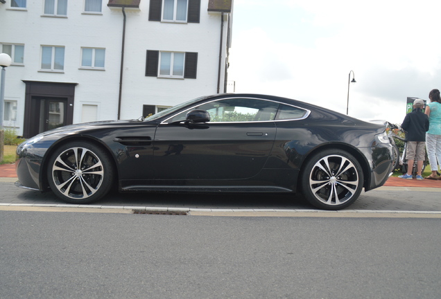 Aston Martin V12 Vantage Carbon Black Edition