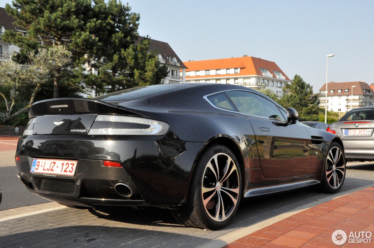 Aston Martin V12 Vantage Carbon Black Edition