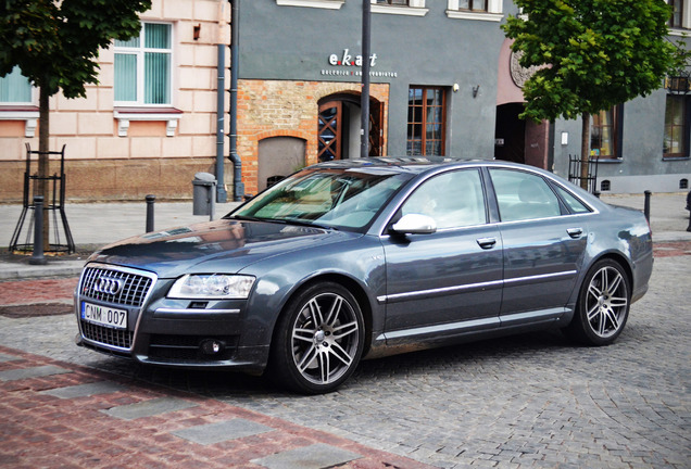 Audi S8 D3