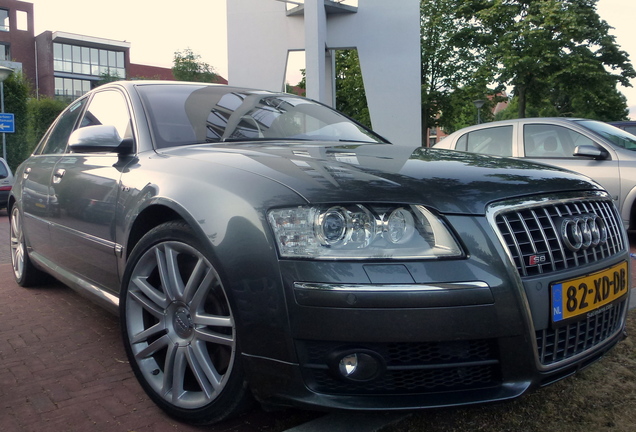 Audi S8 D3