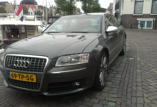 Audi S8 D3