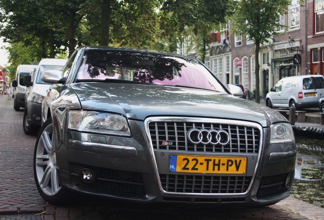 Audi S8 D3