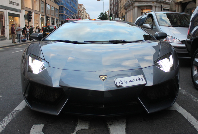 Lamborghini Aventador LP700-4