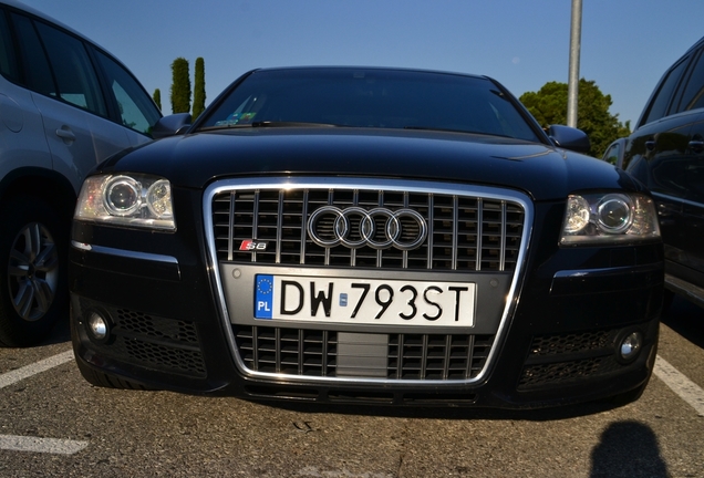 Audi S8 D3