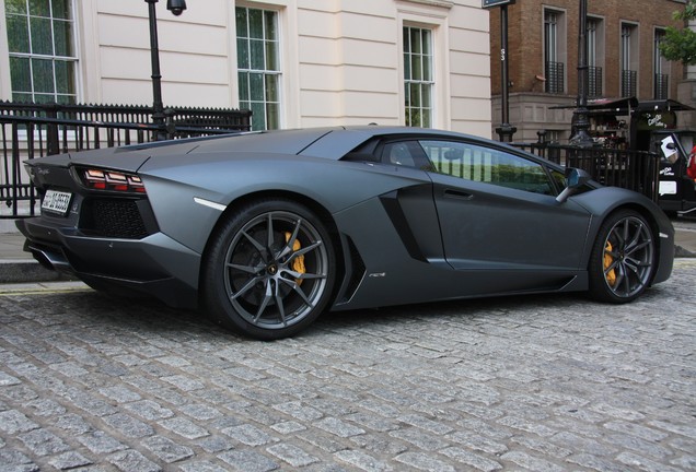 Lamborghini Aventador LP700-4