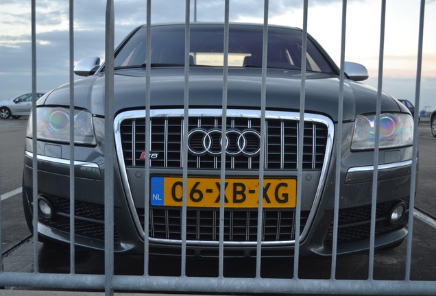 Audi S8 D3