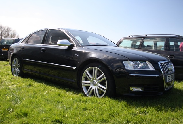 Audi S8 D3