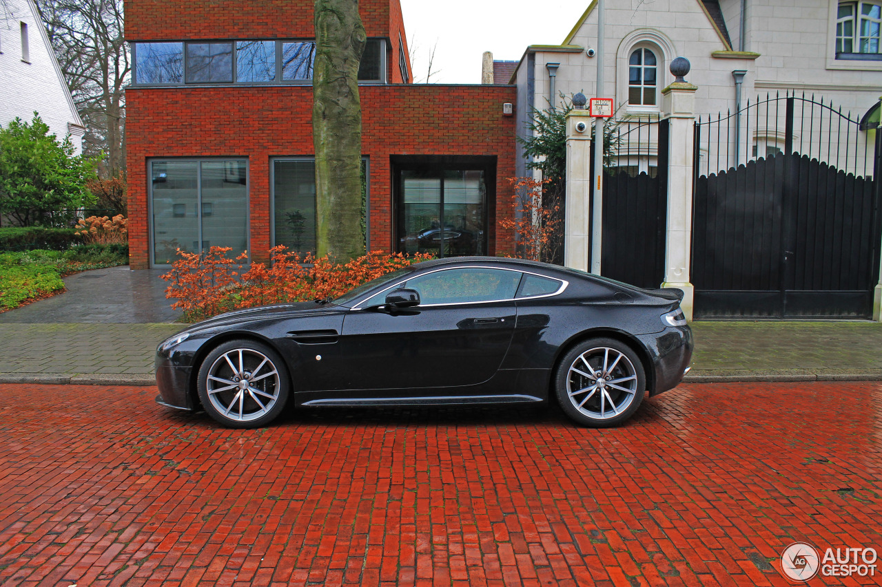 Aston Martin V12 Vantage Carbon Black Edition