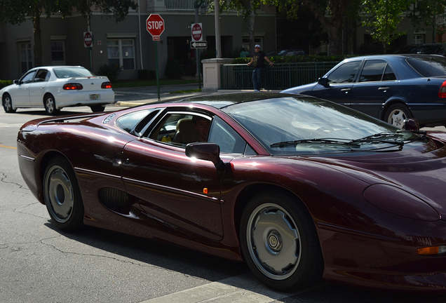 Jaguar XJ220