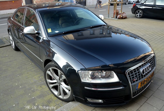 Audi S8 D3